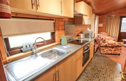 Loftus Cottage | SYCAMORE LODGE, pet friendly, with a garden in Danby