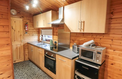 Loftus Cottage | SYCAMORE LODGE, pet friendly, with a garden in Danby