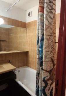 Chamonix City Centre Apartment | Sympathique Appartement Le Chamois Blanc Chamonix, Parking
