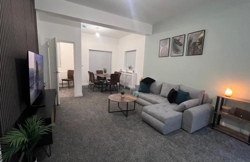 Leicester Apartment | Syster Properties Spacious Glen Meadows Sangha Close