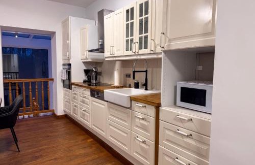 Derendorf House | T&K Apartments - 8 Room Detached house - 6 min to Messe DUS - Private Parking