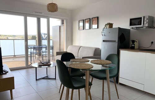 Balaruc-les-Bains Apartment | T2 Apartment with terrace and parking, view of Thau pond