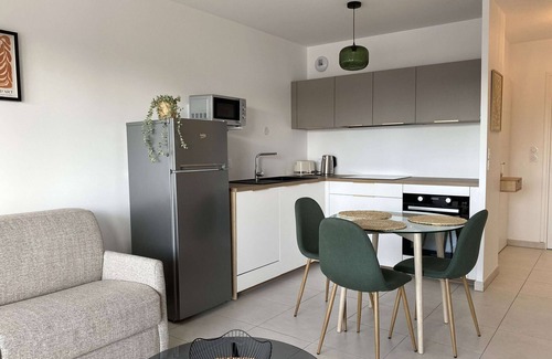 Balaruc-les-Bains Apartment | T2 Apartment with terrace and parking, view of Thau pond