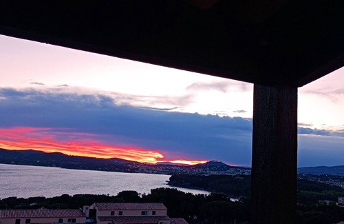 Saint-Mandrier-sur-Mer Apartment | T2 +cabin. Quiet, secure, splendid sea view, parking, 2 swimming pools, 3 tennis courts.