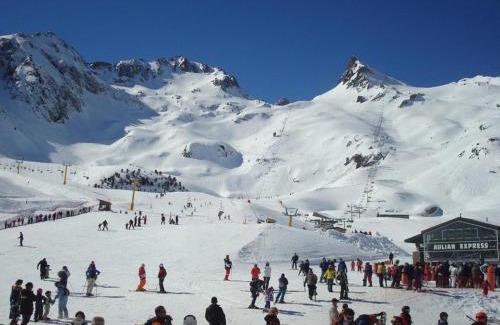 Luz-Saint-Sauveur Apartment | T2 cabine avec balcon, piscine et parking à Luz-Saint-Sauveur, proche commodités et stations de ski - FR-1-402-140