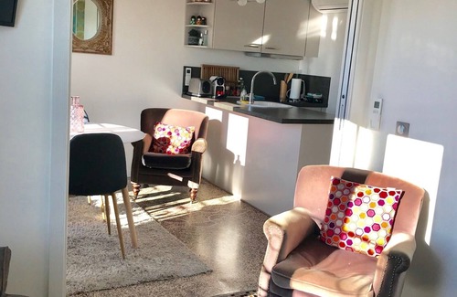 Cannes City Centre Apartment | T2 charm ****, sea view, hyper center, 5 mins walk to Palais Festival / Croisette