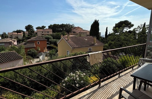 Six-Fours-les-Plages Apartment | T2 Coloré Proche mer - Parking/Terrasse/2 Lits 160x200