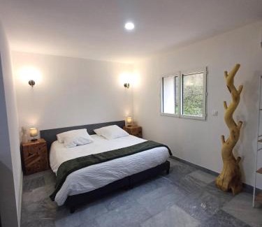 La Ciotat Apartment | T3, 8 couchages, grande terrasse, vue mer, parking privé