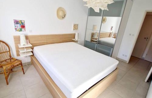 Six-Fours-les-Plages Apartment | T3 en rez-de-jardin avec Wi-Fi et Parking - Plages et commerces à 900m - Terrasse et Jardin privatif - FR-1-316-271
