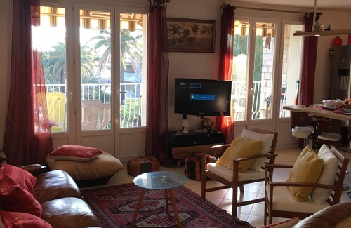 Saint-Cyr-sur-Mer House | T3 feet in the water the lecques