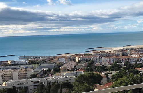 Sete Apartment | T3 located on Mont Saint Clair, with panoramic sea and pond view and swimming pool.