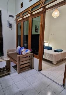 Yogyakarta House | Taefoo Homestay - palet world cozy - Wifi, Airconditioner, 3 Bathrooms - only married couple