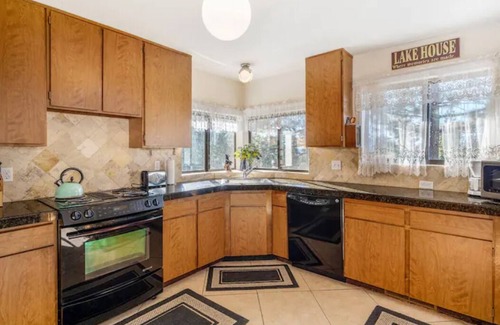 Tahoe Village House | ❤Tahoe Vacation Stay w/Lake Views/Next to Casinos❤