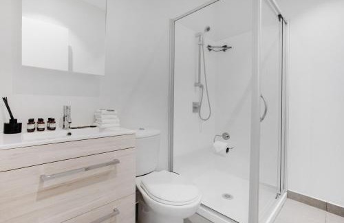 Takapuna Apartment | Takapuna Central Stylish 2BR Carpark Pool Aircon
