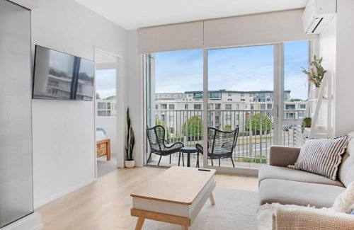 Takapuna Apartment | Takapuna Central Stylish 2BR Carpark Pool Aircon