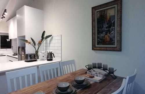 Hauraki House | Takapuna Centre 3B & Netflix x 3 Bed 2 Bath & 3 Parking walking 5mins to beach