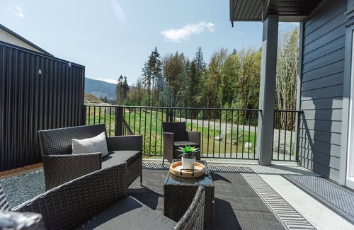 Lake Cowichan House | Take a Break at our Lakeshore Getaway