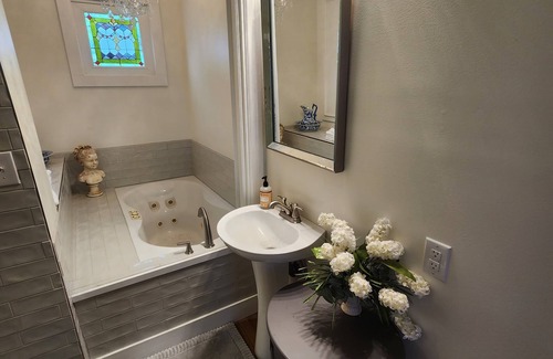 Jacksonville Bed & Breakfast | Take a trip back in time and stay at the Larissa House Inn!