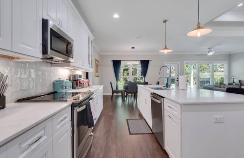 Tallahassee House | Tallahassee Luxury 4 bedrooms 3.5 baths, King Bed, and Home Movie Theatre