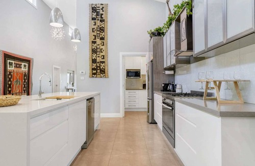 Calare House | Taloumbi Entertainer - Spacious Home, Sleeps 10