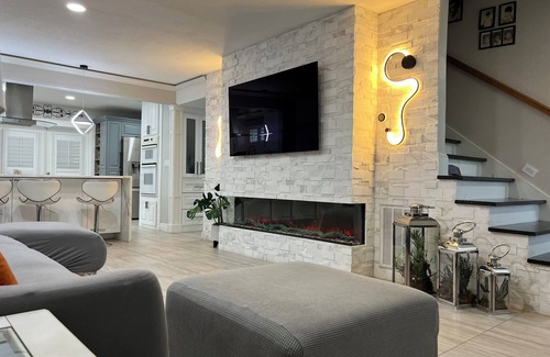 Country Place House | Tampa Retreat Home with Private Pool-Pet friendly- Near Everything. EV charger