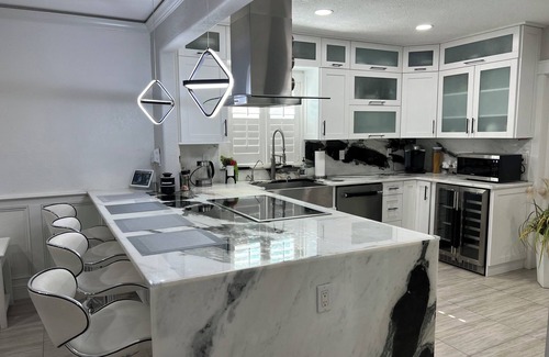 Country Place House | Tampa Retreat Home with Private Pool-Pet friendly- Near Everything. EV charger