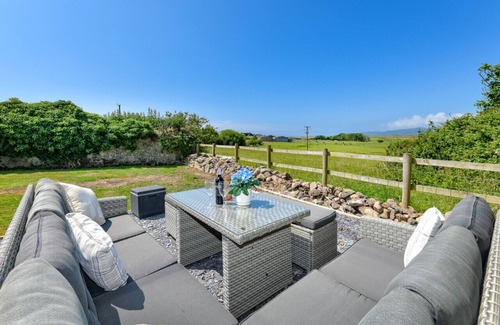 Llanengan House | Tan y Fynwent - 2 Bedrooms, Sleeps 4
