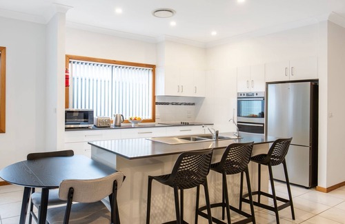 Sanctuary Point House | Tangerine - Pet Friendly - 3 Mins Walk to Beach
