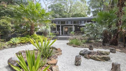 Pearl Beach House | Tanglewood Pearl Beach- firepit, pet friendly, stroll to beach