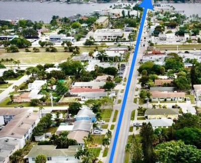 Lantana House | Tank Pool, Putting Green & 1 Mile To The Beach!