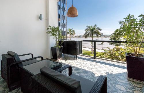 Daun Penh Hotel | TAO Riverside Residence