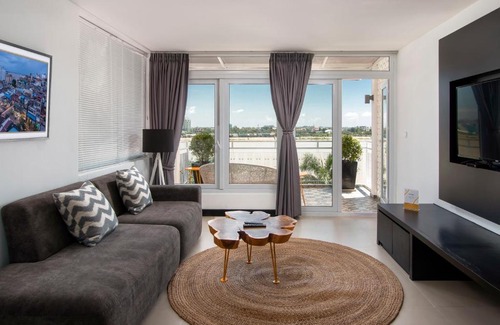 Daun Penh Hotel | TAO Riverside Residence