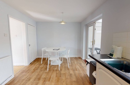 Witney House | Taphouse Avenue | Witney Holiday Let | 2 Beds & Sleeps 4
