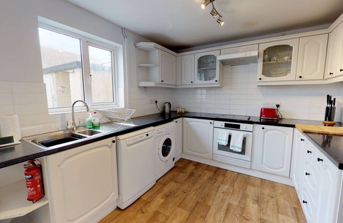 Witney House | Taphouse Avenue | Witney Holiday Let | 2 Beds & Sleeps 4