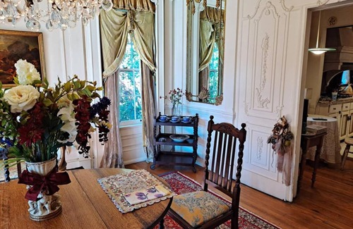 Redmont Park Villa | Taste of Europe in Redmont with Hot Tub