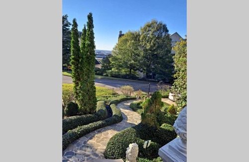 Redmont Park Villa | Taste of Europe in Redmont with Hot Tub