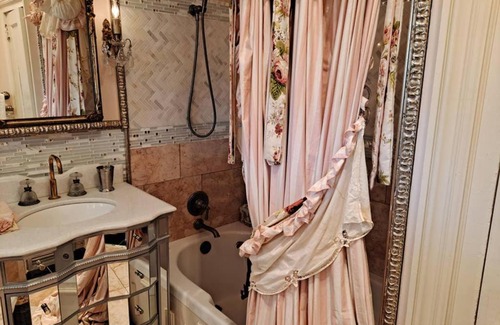 Redmont Park Villa | Taste of Europe in Redmont with Hot Tub
