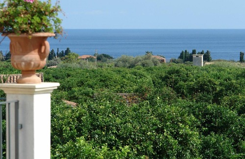 Archi House | Tasteful house with private terrace enclosed by a scented garden with sea view