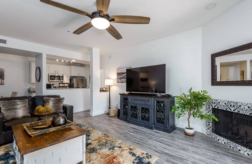 North Scottsdale Condo | Tastefully Decorated, Perfect Scottsdale Location condo w/Pool, Spa, Gym!
