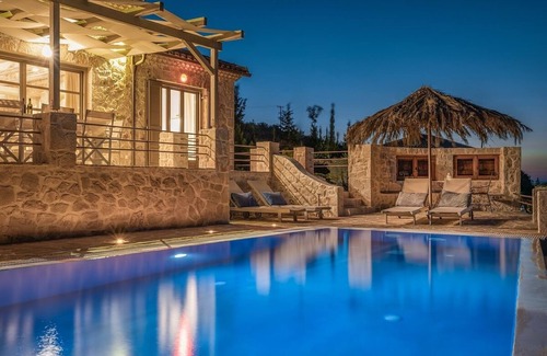 Korithi Villa | Tastefully Designed Villa-Private Pool with Hydro-Massage, Indoor Hammam & Direct Access to the Sea