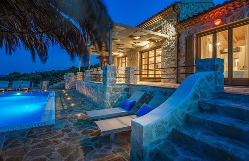 Korithi Villa | Tastefully Designed Villa-Private Pool with Hydro-Massage, Indoor Hammam & Direct Access to the Sea