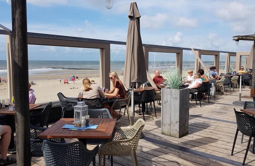 Julianadorp aan zee Apartment | Tastefully furnished apartment with a large balcony, 350 meters from the beach