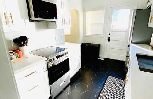 East Central House | Tastefully updated home by University of Utah, 3 min walk to Rice Eccles Stadium