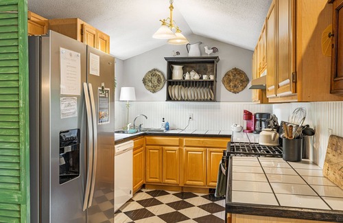 Flat Rock Cabin | Tators Inn-Rustic&Pet Friendly Cabin in Bonclarken