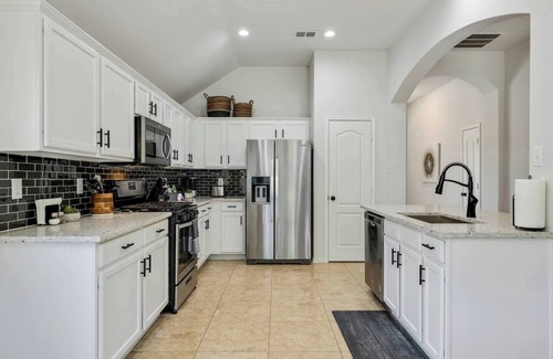 Allen House | TCH - Spacious 3bd/2ba home in Allen with Office