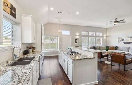 Coppell House | TCH - Spacious 5bd/2ba home in Coppell w/Workspace