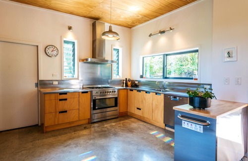 Ostend House | Te Kohanga (The Nest) with spa and car*