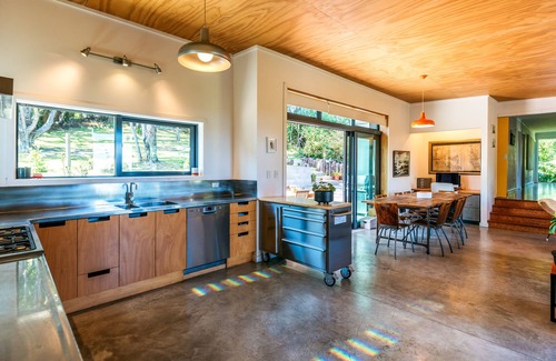 Ostend House | Te Kohanga (The Nest) with spa and car*
