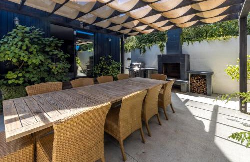 Omiha House | Te Whau Retreat - Main House - Be My Guest Waiheke