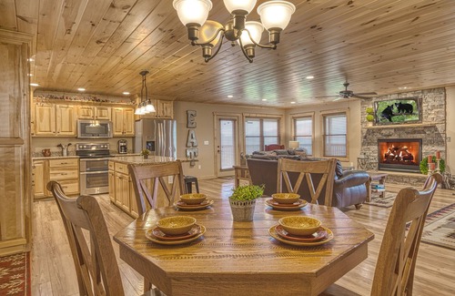 Wears Valley Cabin | Teaberry Vista - Indescribable view, spacious retreat, 6 minutes to GSMNP